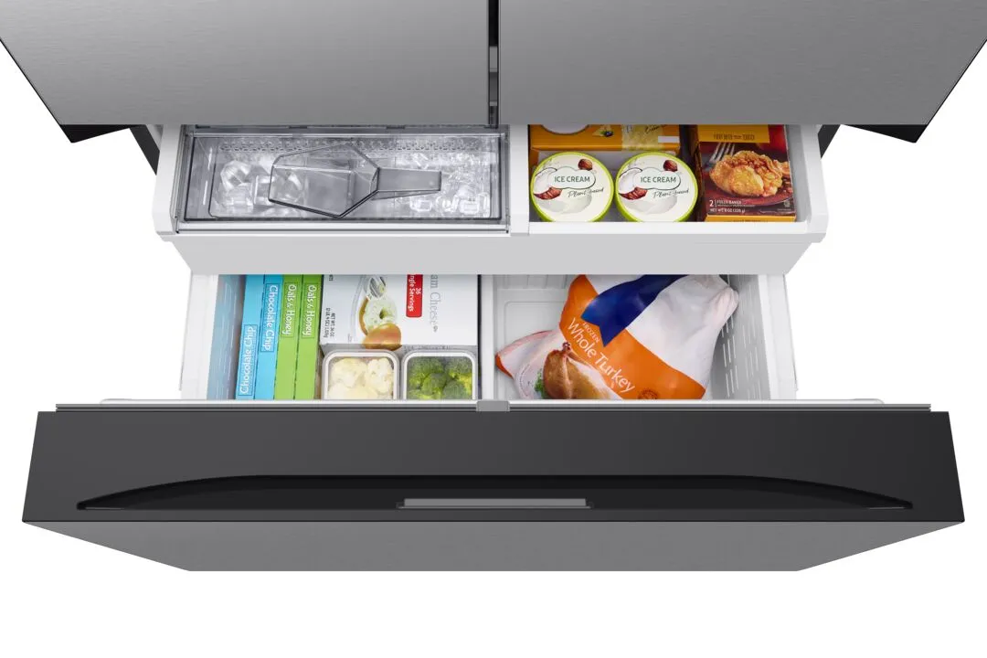 Samsung Stainless Steel BESPOKE 36" Counter-Depth French-Door Refrigerator (23.9 Cu.Ft.) - RF24BB6200QLAA